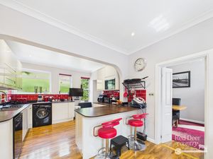 Kitchen/Breakfast Room- click for photo gallery